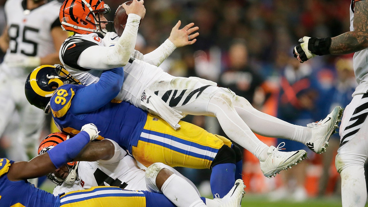 Dalton disagrees with benching, timing of Bengals' move